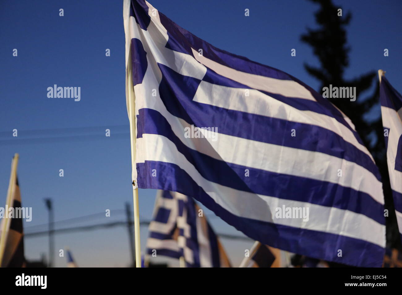 Athen, Griechenland. 21. März 2015. Eine griechische Flagge fliegt bei der Golden Dawn-Rallye. Griechischen rechtsextremen Partei Goldene Morgenröte statt Anti Einwanderung Kundgebung am internationalen Tag gegen Rassismus in Athen. © Michael Debets/Pacific Press/Alamy Live-Nachrichten Stockfoto