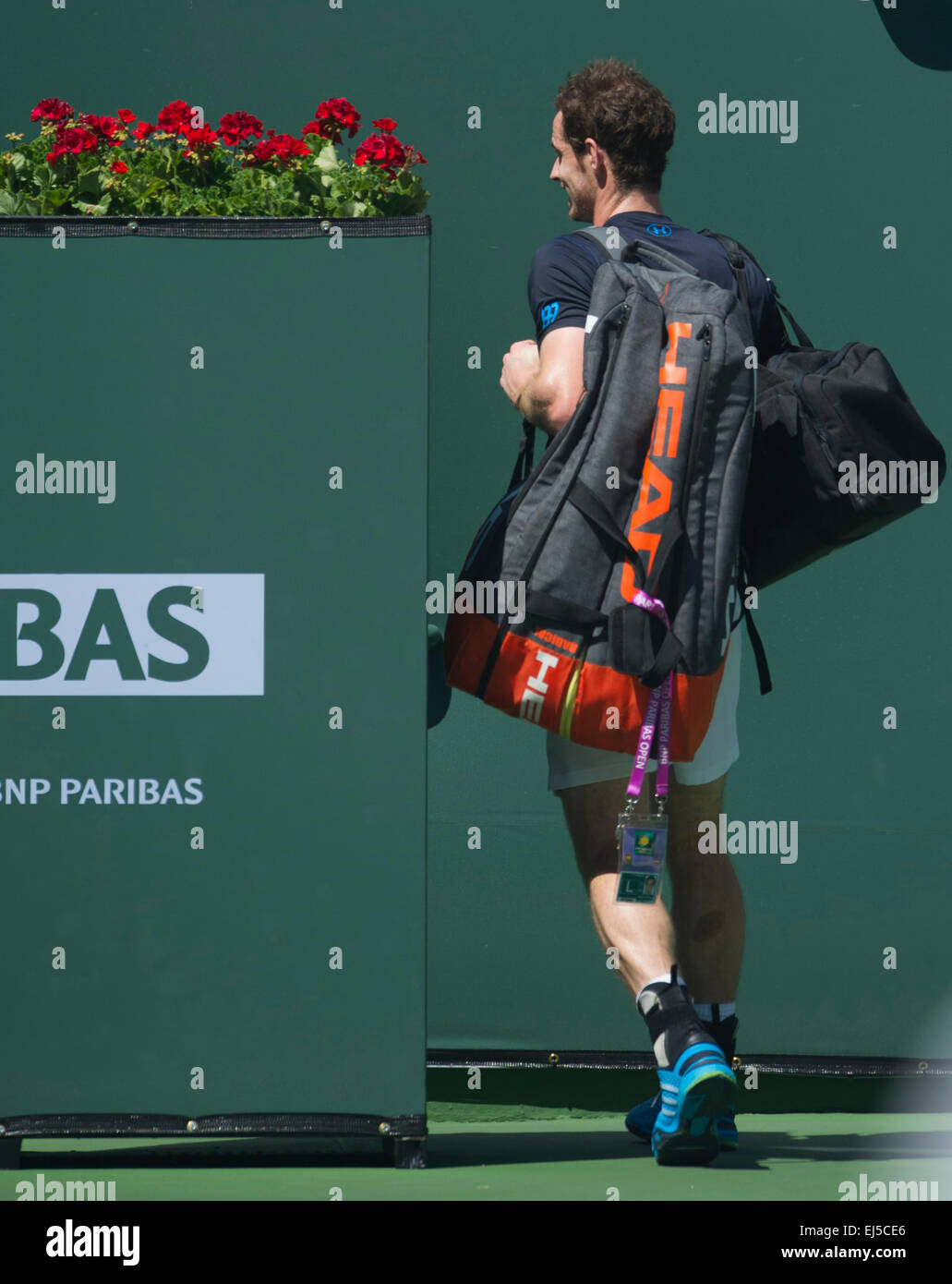 (150322)--INDIAN WELLS, MÄRZ. 22, 2015 (Xinhua)--Andy Murray aus Großbritannien verlässt das Gericht nach der Männer Halbfinale match gegen Novak Djokovic Serbien auf der BNP Paribas Open Tennis bei den Indian Wells Tennis Garden in Indian Wells, Kalifornien, USA am 21. März 2015. Murray verlor 0: 2. (Xinhua/Yang Lei) Stockfoto