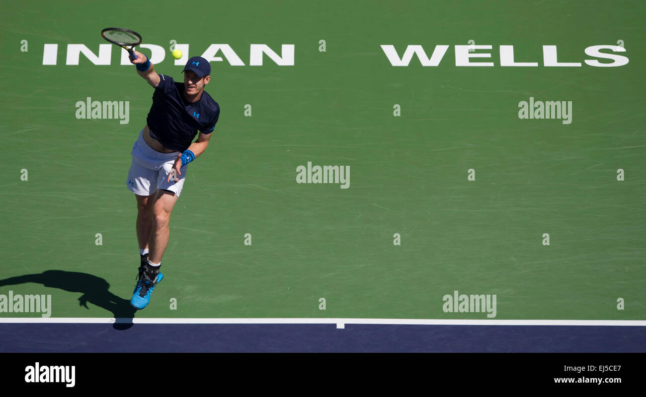 (150322)--INDIAN WELLS, MÄRZ. 22, 2015 (Xinhua)--Andy Murray aus Großbritannien dient den Ball während der Herren Halbfinale gegen Novak Djokovic Serbien auf der BNP Paribas Open Tennis bei den Indian Wells Tennis Garden in Indian Wells, Kalifornien, USA am 21. März 2015. Murray verlor 0: 2. (Xinhua/Yang Lei) Stockfoto