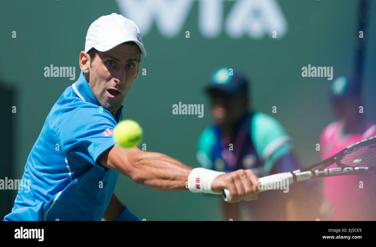 (150322)--INDIAN WELLS, MÄRZ. 22, 2015 (Xinhua)--Novak Djokovic Serbien kehrt den Ball während der Herren Halbfinale gegen Andy Murray aus Großbritannien auf der BNP Paribas Open Tennis bei den Indian Wells Tennis Garden in Indian Wells, Kalifornien, den Vereinigten Staaten am 21. März 2015. Djokovic gewann 2: 0. (Xinhua/Yang Lei) Stockfoto