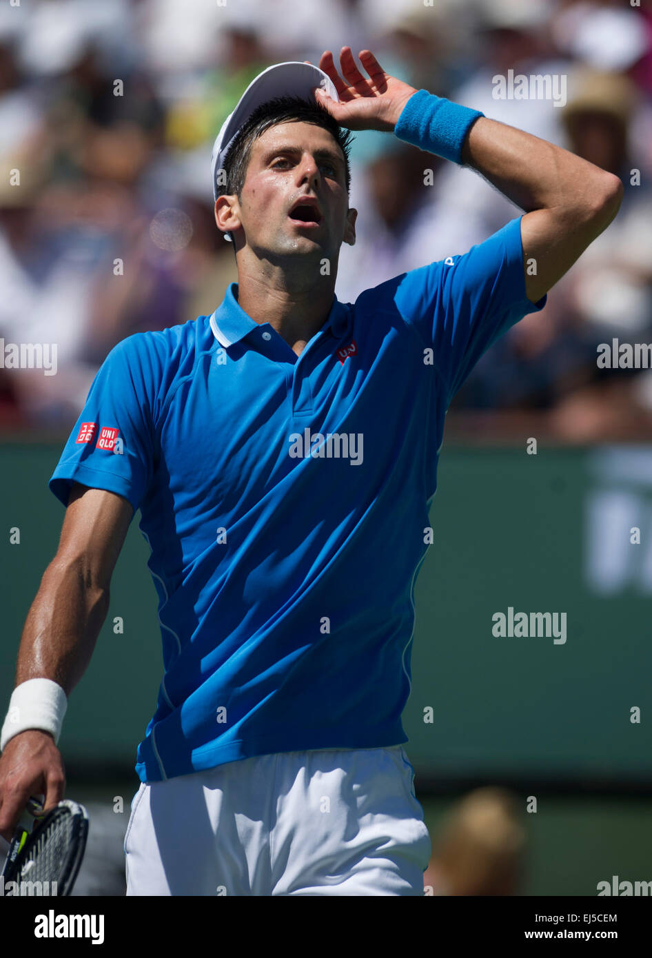 (150322)--INDIAN WELLS, MÄRZ. 22, Spiel 2015 (Xinhua)--Novak Djokovic Serbien reagiert während der Herren Halbfinale gegen Andy Murray aus Großbritannien auf der BNP Paribas Open Tennis bei den Indian Wells Tennis Garden in Indian Wells, Kalifornien, den Vereinigten Staaten am 21. März 2015. Djokovic gewann 2: 0. (Xinhua/Yang Lei) Stockfoto
