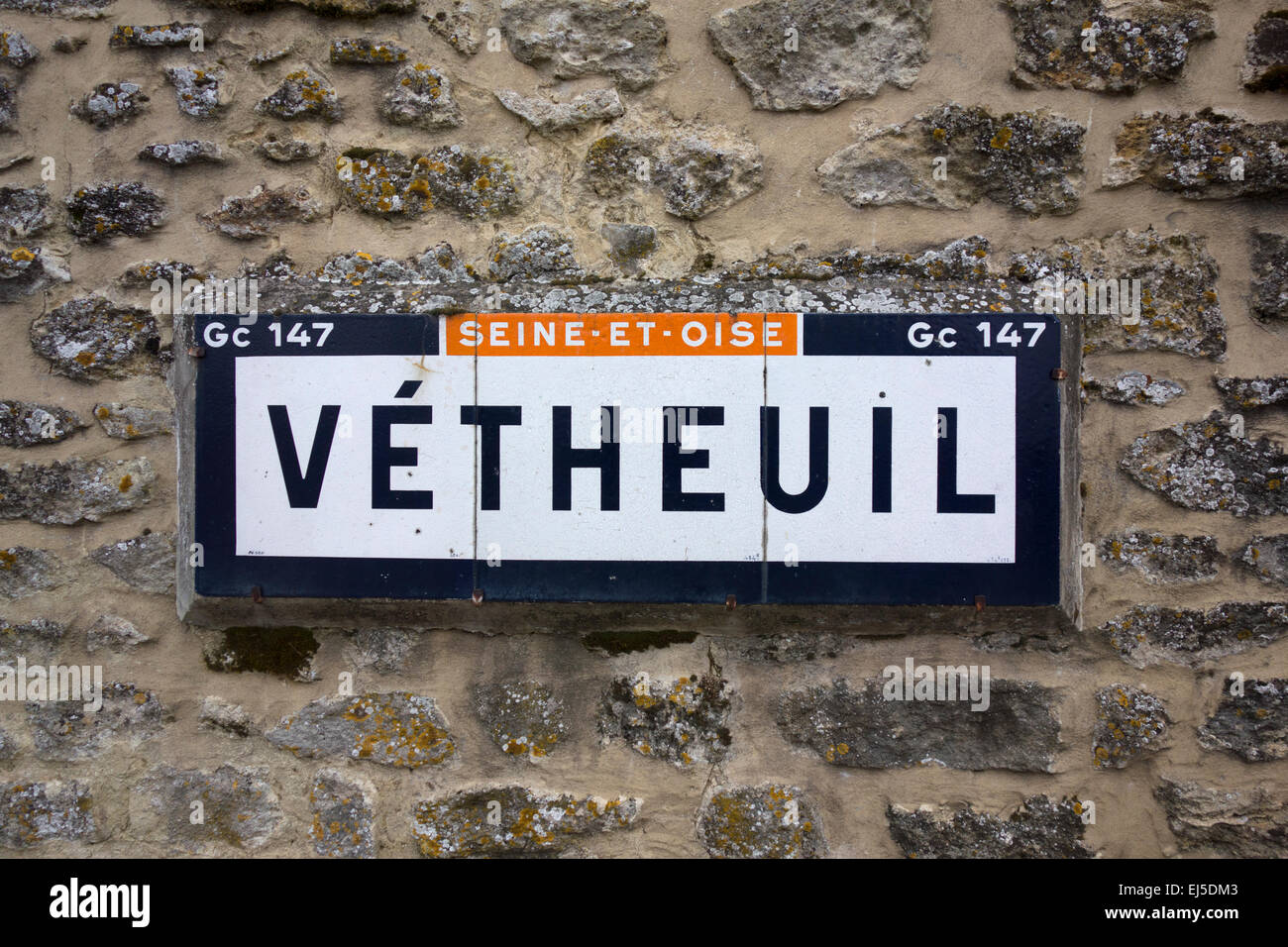 Alte Zeichen für Vétheuil zeigt die veraltete Seine-et-Oise Abteilung, die im Jahr 1968 abgeschafft wurde. Vétheuil, Val-d ' Oise, Frankreich Stockfoto