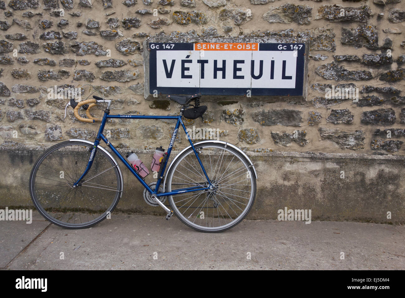 Touring Fahrrad neben alten Zeichen für Vétheuil, Val-d ' Oise, Frankreich (Seine-et-Oise Abteilung existiert nicht mehr) Stockfoto