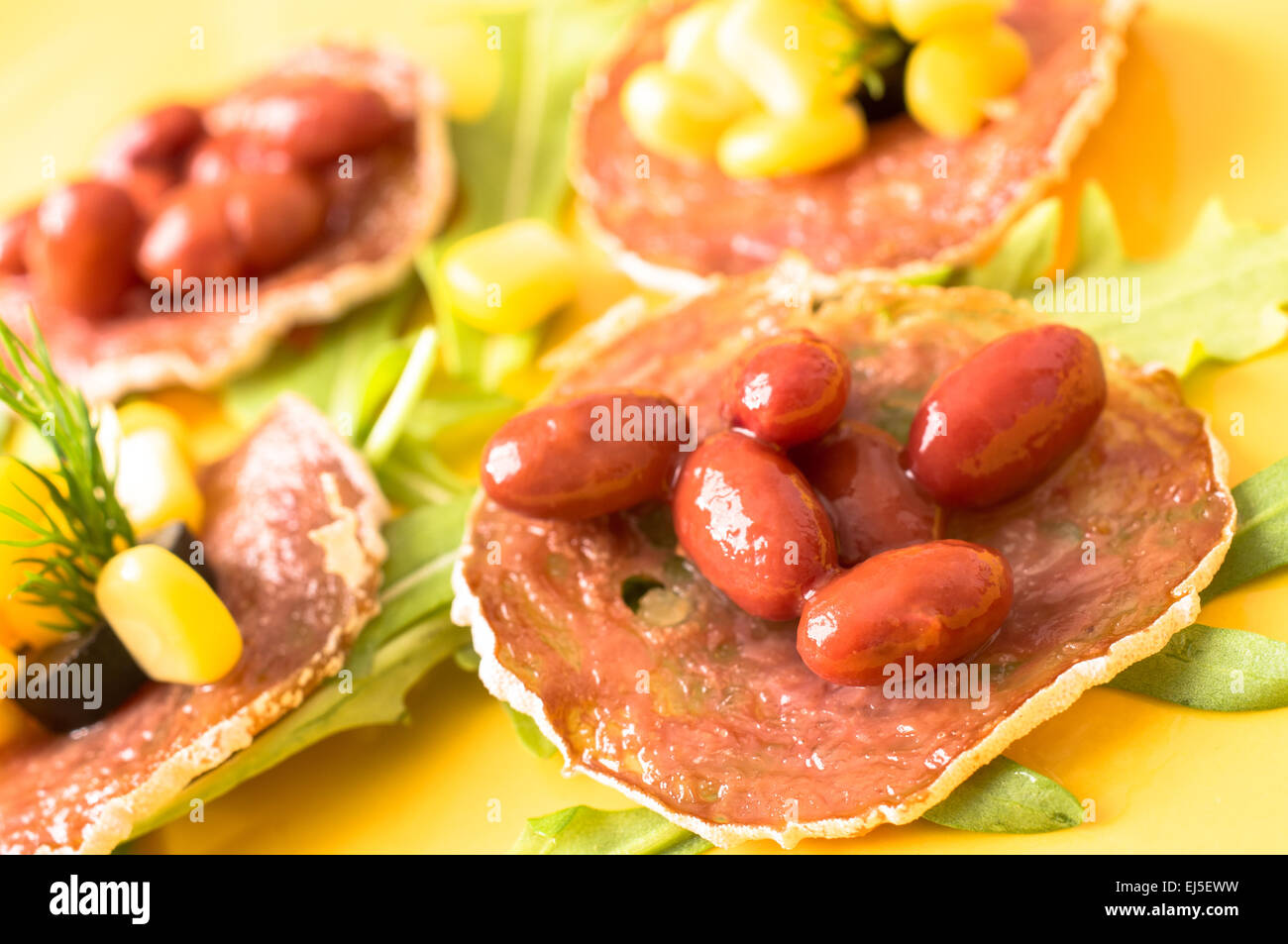 Tapas, Pinchos mit gegrillten Würstchen, roten Bohnen und Mais Stockfoto