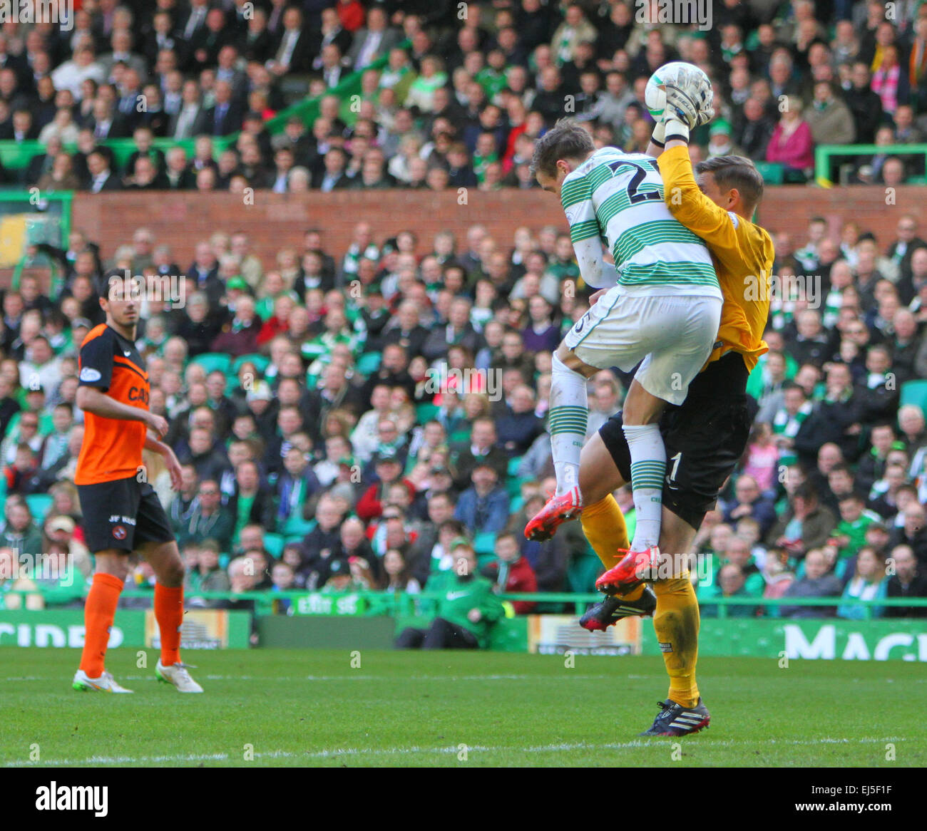 Glasgow, Schottland. 21. März 2015. Schottische Premier League. Celtic gegen Dundee United. Stefan Johansen stürzt in Radoslaw Cierzniak Credit: Action Plus Sport/Alamy Live News Stockfoto