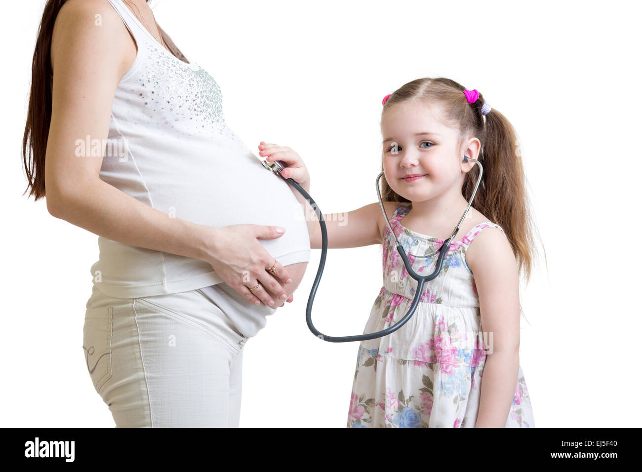 Kind Mädchen schwanger Mutter Bauch hören Stockfoto