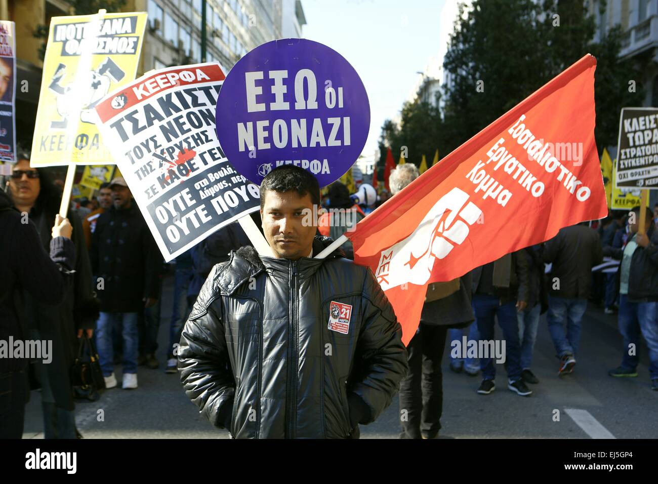 Athen, Griechenland. 21. März 2015. Ein Mann trägt ein "Neo-Nazis," Poster. ANTARSYA (antikapitalistische linke Zusammenarbeit für den Sturz) und KEERFA (Bewegung vereint gegen Rassismus und faschistischen Bedrohung) halten einen Marsch durch Athen am internationalen Tag gegen Rassismus. Bildnachweis: Michael Debets/Alamy Live-Nachrichten Stockfoto