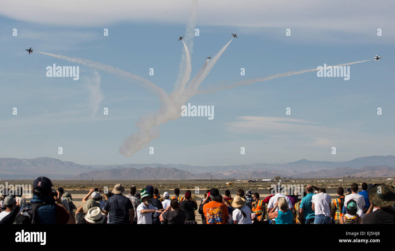 Lancaster, USA. 21. März 2015. Die Menschen sehen die US Air Force Thunderbirds während der Los Angeles County Air Show am William J Fox Flughafen in Lancaster, Kalifornien, USA, am 21. März 2015 durchzuführen. © Zhao Hanrong/Xinhua/Alamy Live-Nachrichten Stockfoto