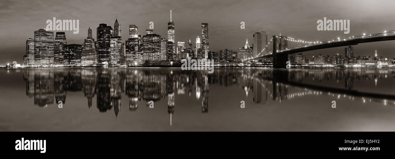 Manhattan Downtown Stadtblick mit Brooklynbridge bei Nacht mit Reflexionen im BW Stockfoto