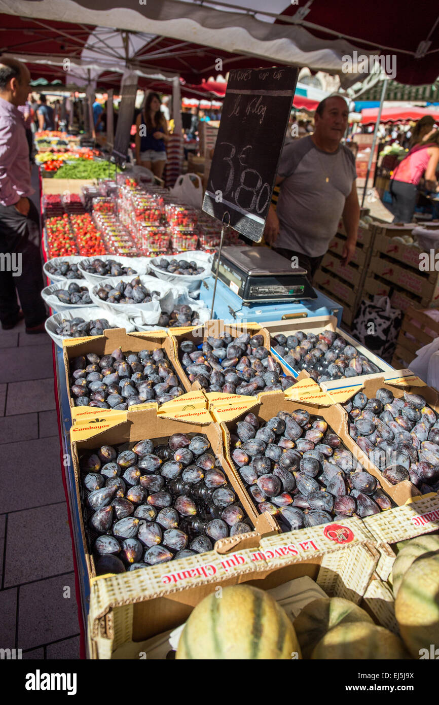 Früchte auf einem Markt stall auf dem Samstagsmarkt in Beaune, Frankreich, Dordogne, Europa Stockfoto
