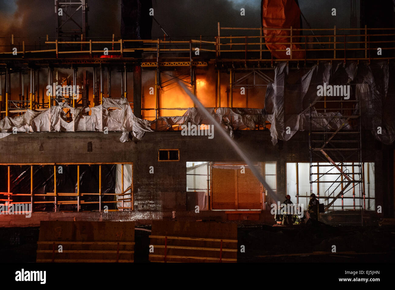 Brampton, can, 16. März 2015 - Brampton Feuerwehr wurden auf der Bühne ein Multi-Alarm-Feuer auf der Baustelle Peel Memorial Hospital. Das Feuer begann um ca. 20:00 und verbrannt, während das Holz konkreten Formen. Stockfoto