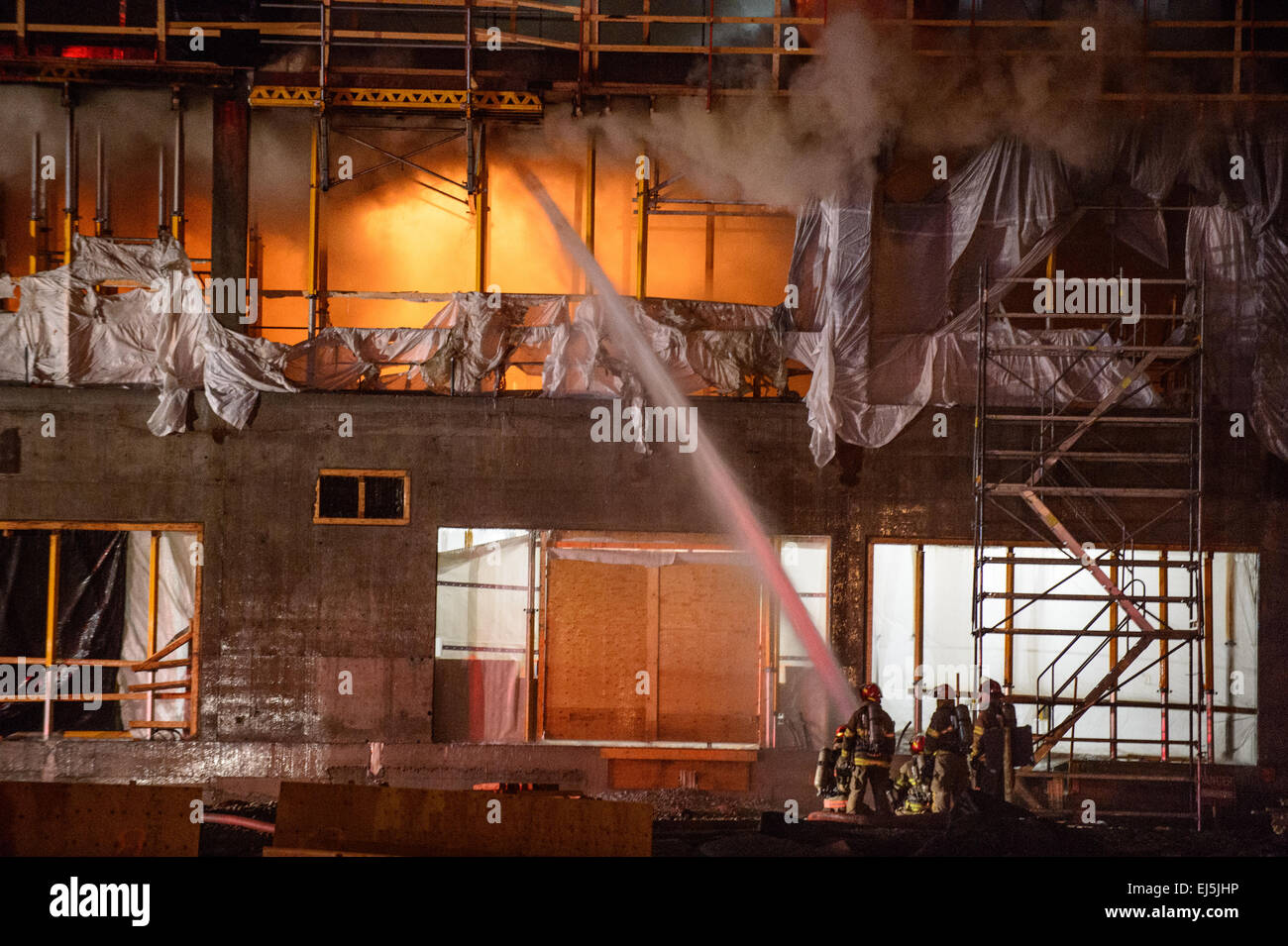 Brampton, can, 16. März 2015 - Brampton Feuerwehr wurden auf der Bühne ein Multi-Alarm-Feuer auf der Baustelle Peel Memorial Hospital. Das Feuer begann um ca. 20:00 und verbrannt, während das Holz konkreten Formen. Stockfoto