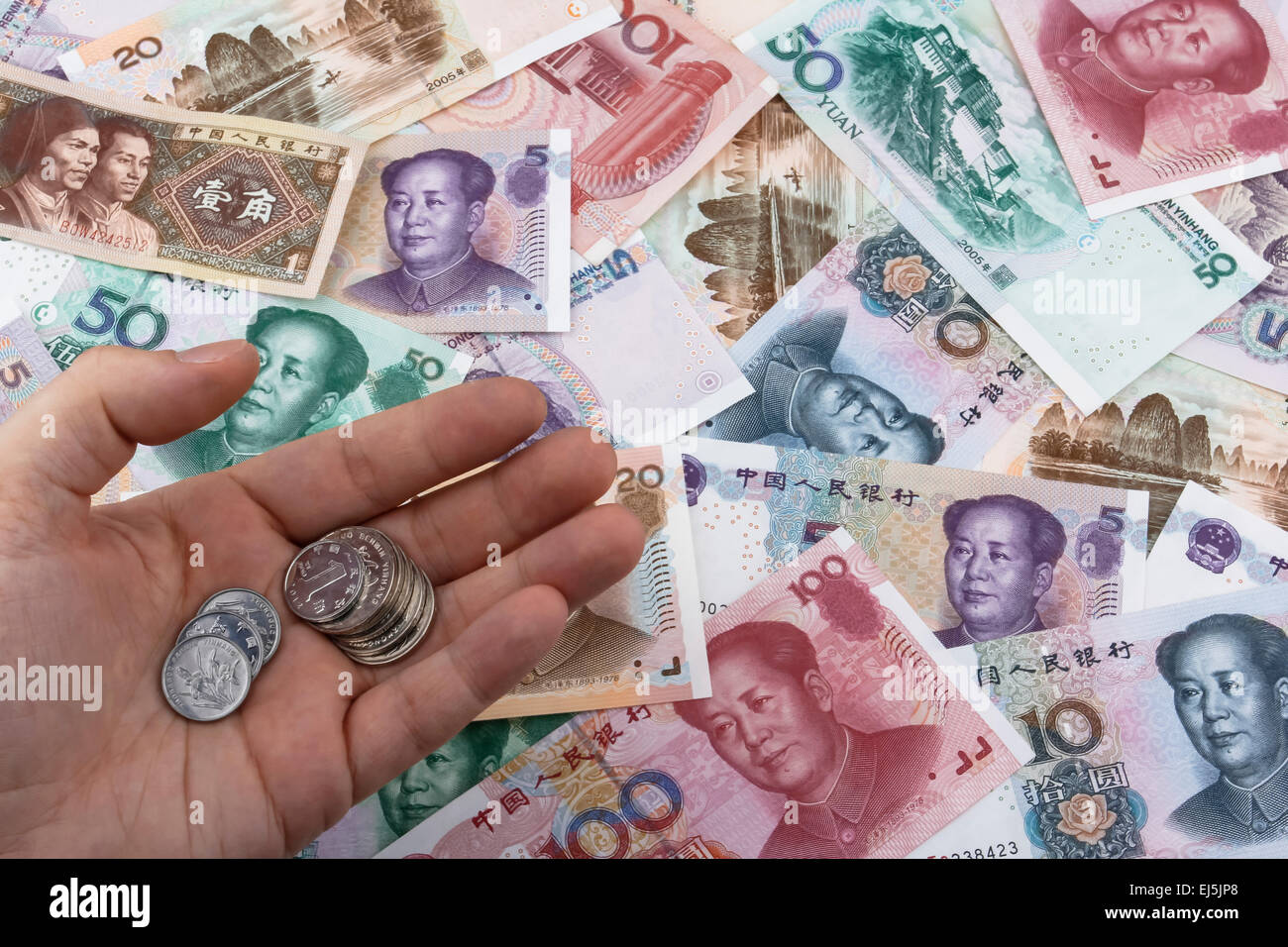 Chinesische Geldzählen (RMB). Münzen mit RMB Banknoten im Hintergrund. Business-Konzept. Stockfoto
