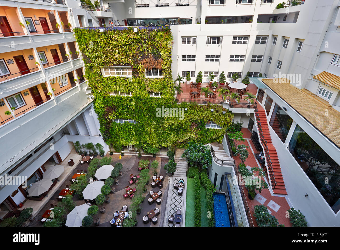 Innenhof im Rex Hotel. Ho-Chi-Minh-Stadt, Vietnam. Stockfoto