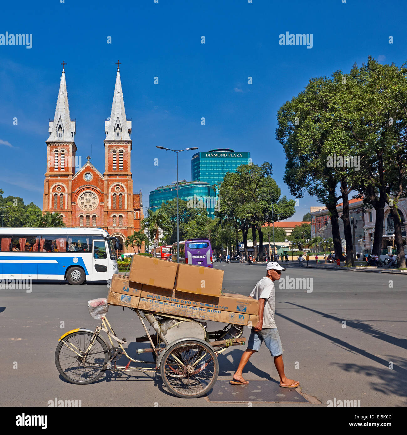 Gezogenen Rikscha vor Saigon Notre-Dame-Basilika, Ho-Chi-Minh-Stadt, Vietnam. Stockfoto