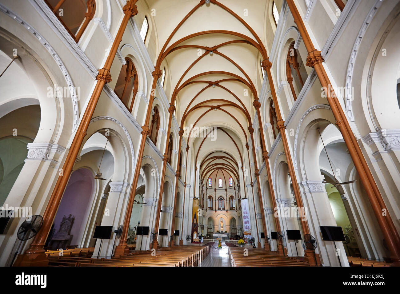 Blick auf das Kirchenschiff der Kathedrale Notre-Dame Basilika von Saigon (Dom Basilika Unserer Lieben Frau von der Unbefleckten Empfängnis). Ho Chi Minh City, Vietnam. Stockfoto