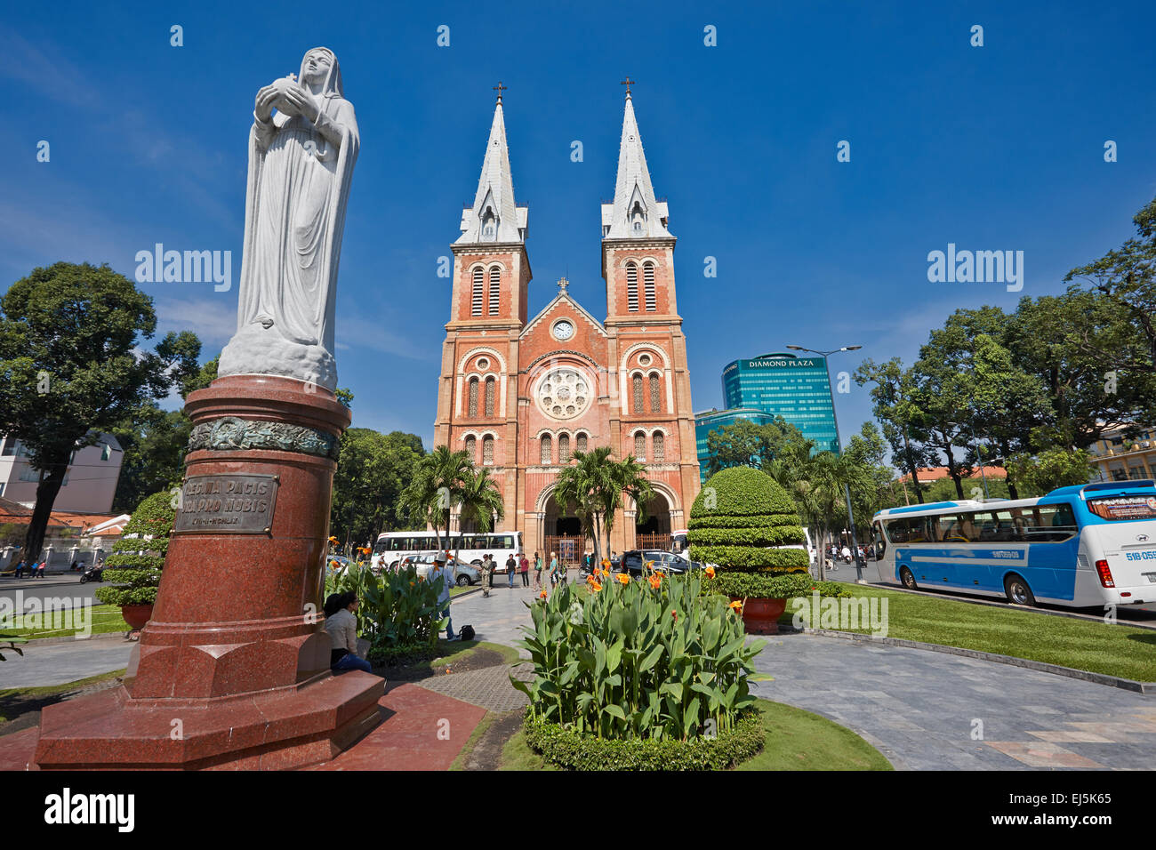 Regina Pacis, Granit Statue Unserer Lieben Frau des Friedens vor der Kathedrale Notre-Dame Basilika von Saigon, District 1, Ho Chi Minh City, Vietnam. Stockfoto