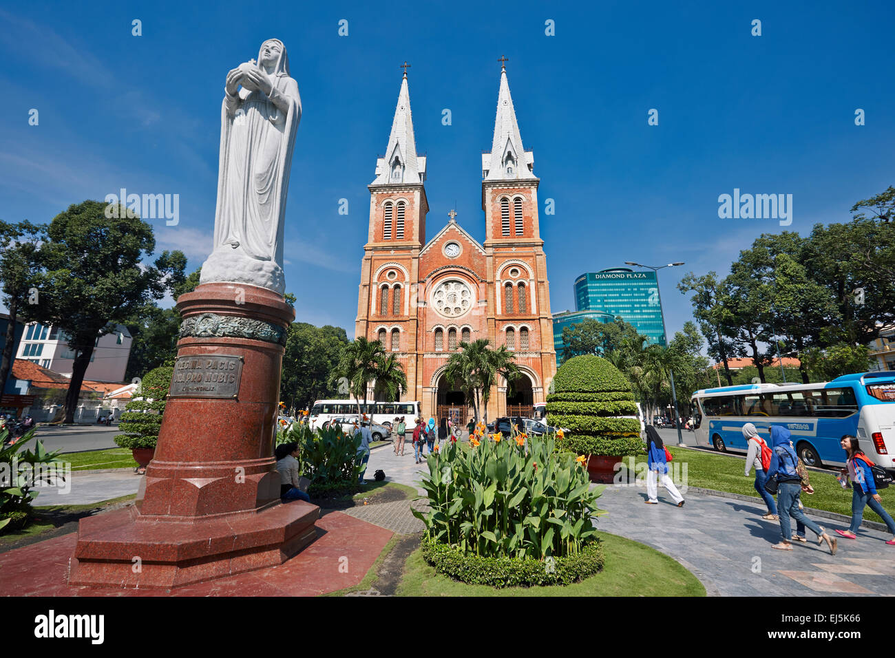 Regina Pacis, Granit Statue Unserer Lieben Frau des Friedens vor der Kathedrale Notre-Dame Basilika von Saigon, District 1, Ho Chi Minh City, Vietnam. Stockfoto