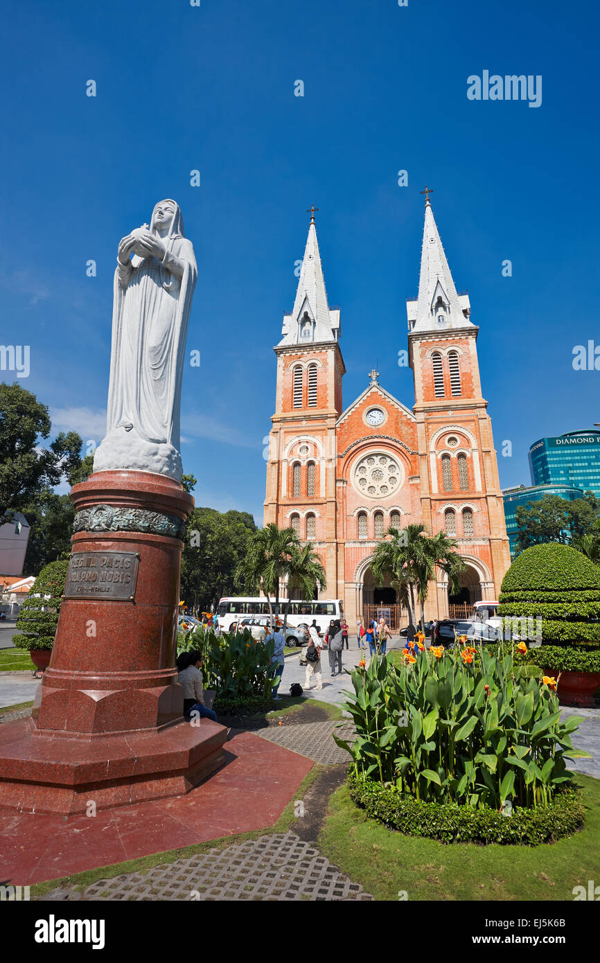 Regina Pacis, Granitstatue der Muttergottes des Friedens vor der Kathedrale Notre-Dame Basilika von Saigon. Bezirk 1, Ho Chi Minh Stadt, Vietnam. Stockfoto