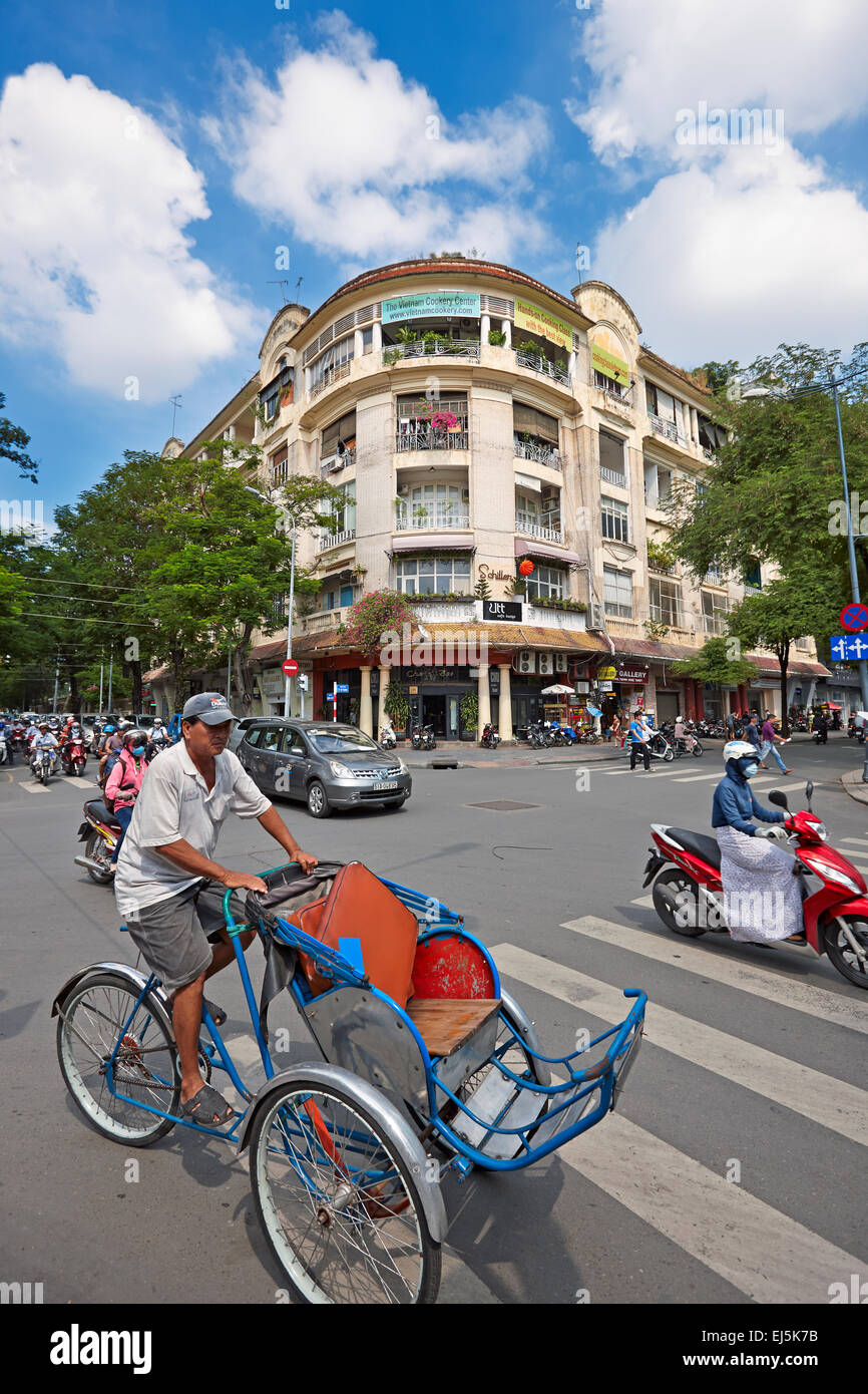 Cyclo fahren auf der Dong Khoi Street. District 1, Ho Chi Minh City, Vietnam. Stockfoto