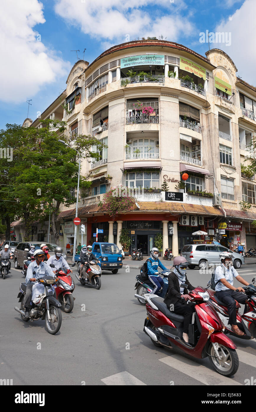 Viel Verkehr auf der Dong Khoi Street. District 1, Ho Chi Minh City, Vietnam. Stockfoto