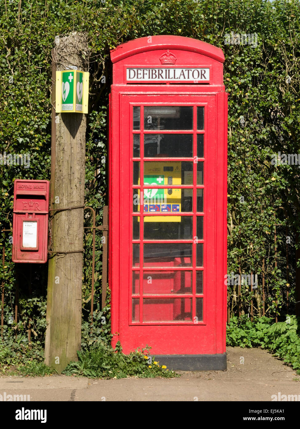 Roten britischen Dorf Telefonzelle jetzt verwendet als Herz Defibrillator Station, Somerby, Leicestershire. Stockfoto