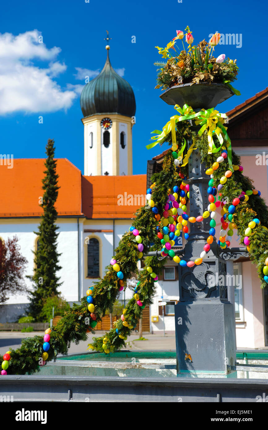 zu Ostern ist es eine Tradition in Bayern schmücken den Brunnen auch innerhalb des Dorfes mit bunten Eiern Stockfoto