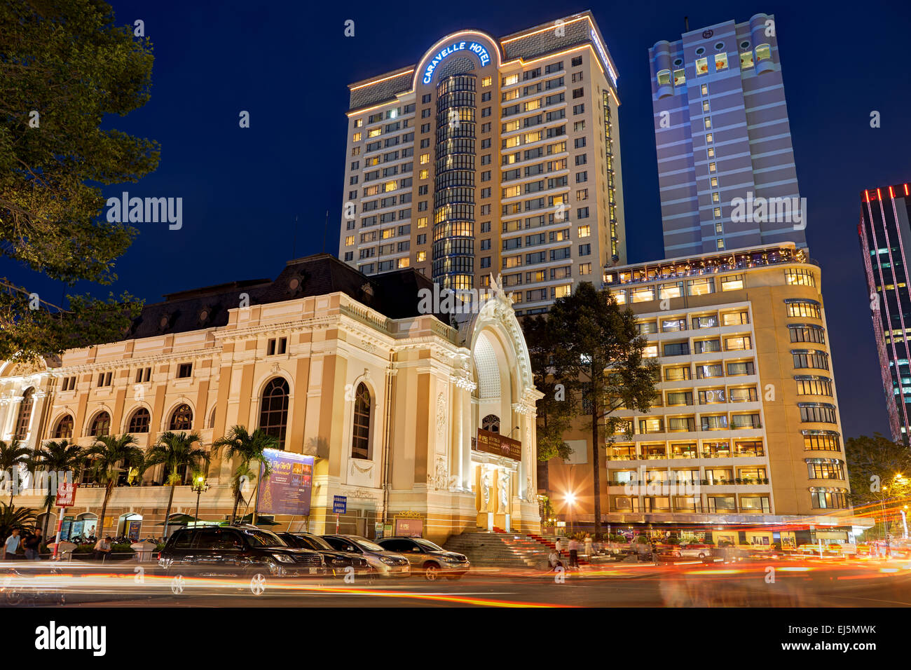 Saigon Opera House und andere Gebäude beleuchtet in der Abenddämmerung. District 1, Ho Chi Minh City, Vietnam. Stockfoto