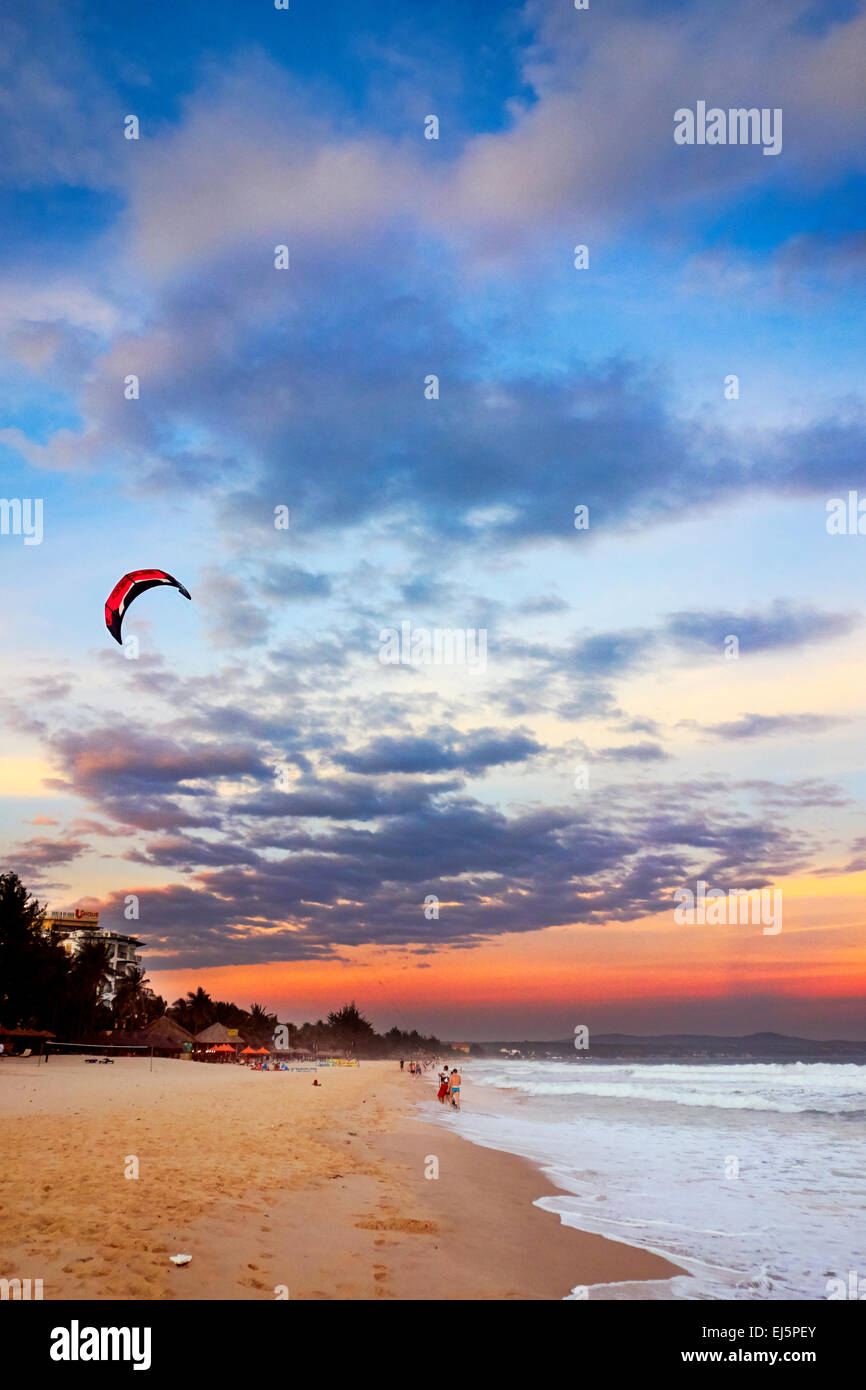 Farbenfroher Sonnenuntergang am Mui Ne Beach. Mui Ne, Provinz Binh Thuan, Vietnam. Stockfoto