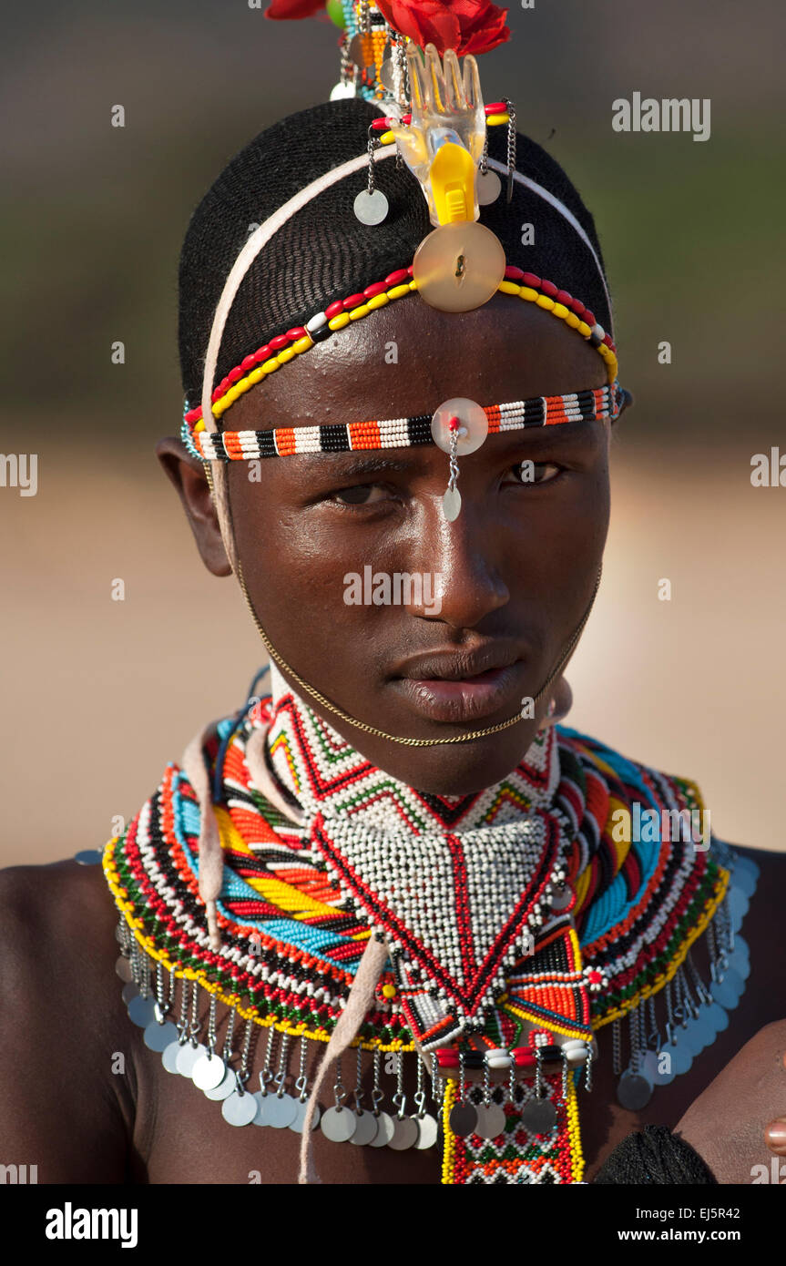 Ein Samburu Moran (Krieger) mit Perlenketten und Kopfschmuck, South Horr, Kenia Stockfoto