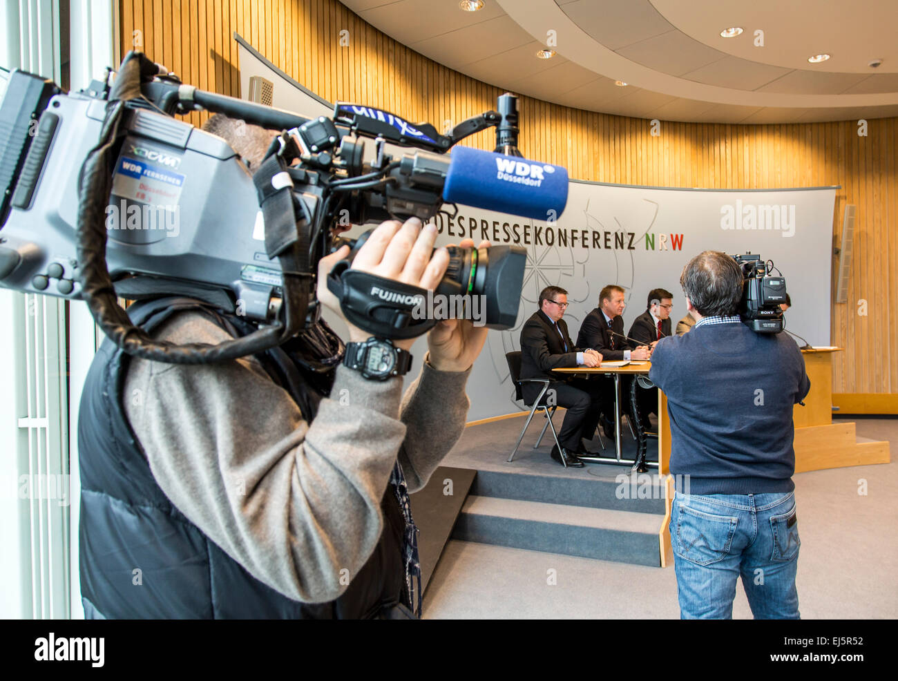 Pressekonferenz, Fernsehteam, Kameraleute, Stockfoto