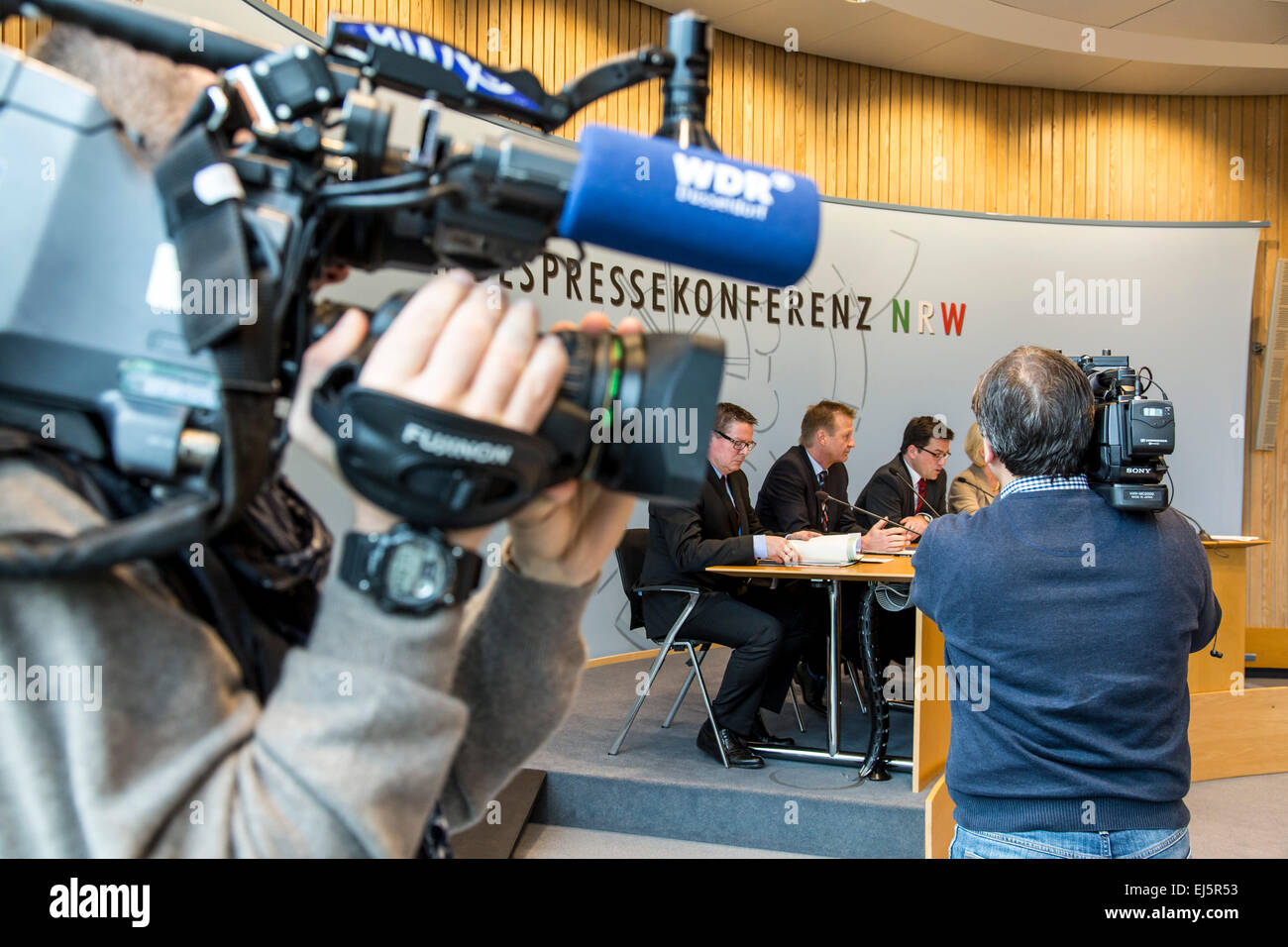 Pressekonferenz, Fernsehteam, Kameraleute, Stockfoto