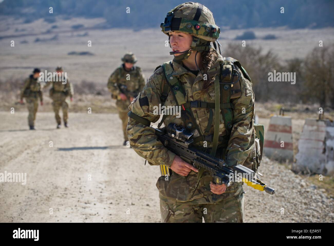 Eine britische Kadett der Royal Military Academy Sandhurst schreit zu anderen Kadetten während abschließende Bewertung und Validierung Ausbildung bei Grafenwöhr Training Area Joint Multinational Readiness Center 18. März 2015 in Hohenfels, Deutschland. Stockfoto