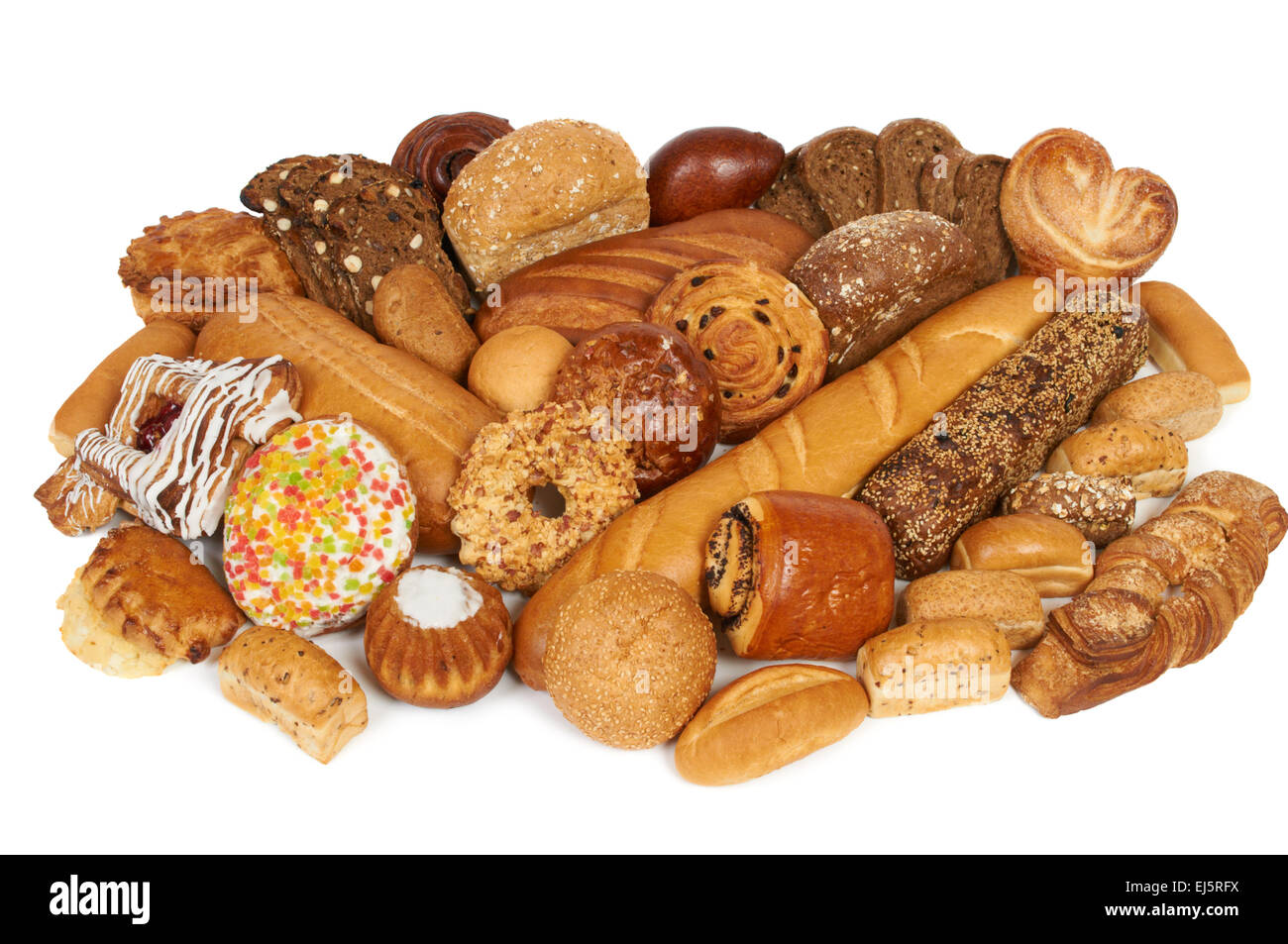 Auswahl an Brot und Gebäck, die sich zusammen auf den Tisch Stockfoto