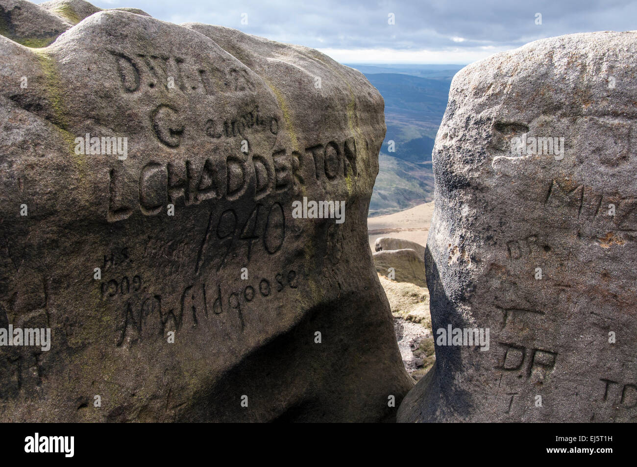 Graffiti auf Felsen am höheren Regal Steinen auf Bleaklow oben Glossop in Derbyshire. Stockfoto