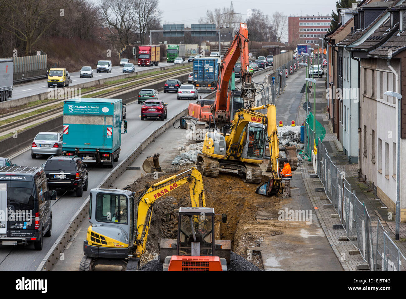 Baustelle entlang der Autobahn A40, Essen, Deutschland, Bau einer neuen Lärm Barriere Wand entlang der Autobahn in die Stadt, Stockfoto