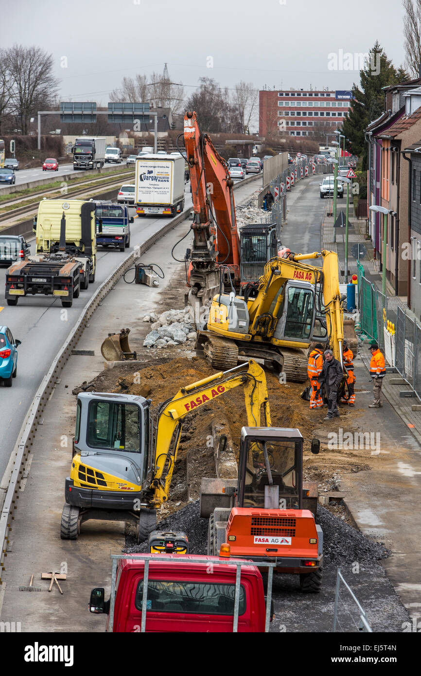 Baustelle entlang der Autobahn A40, Essen, Deutschland, Bau einer neuen Lärm Barriere Wand entlang der Autobahn in die Stadt, Stockfoto