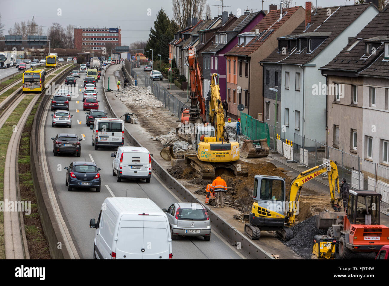 Baustelle entlang der Autobahn A40, Essen, Deutschland, Bau einer neuen Lärm Barriere Wand entlang der Autobahn in die Stadt, Stockfoto