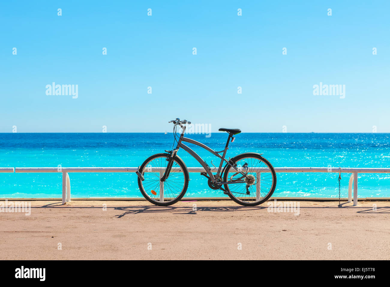 Fahrrad auf der berühmten Promenade des Anglais als Mittelmeer auf Hintergrund in Nizza, Frankreich. Stockfoto