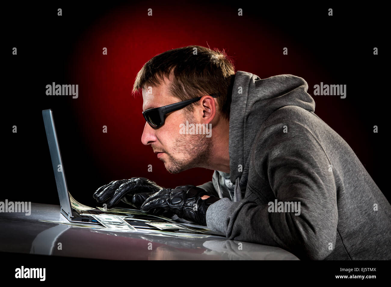 Hacker in einer Sonnenbrille mit Laptop. Stockfoto