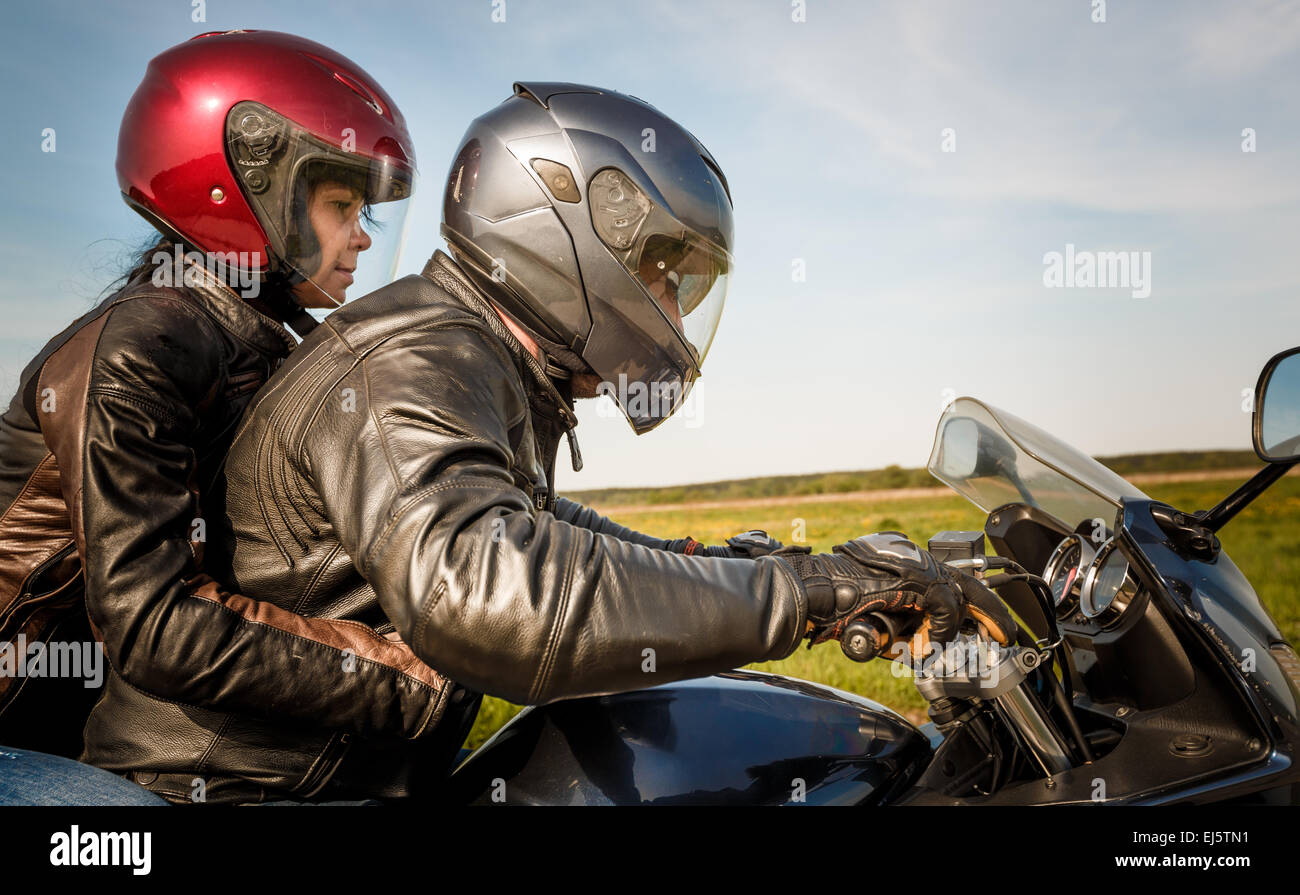 Paar Biker Leder Jacke mit dem Motorrad unterwegs Stockfoto