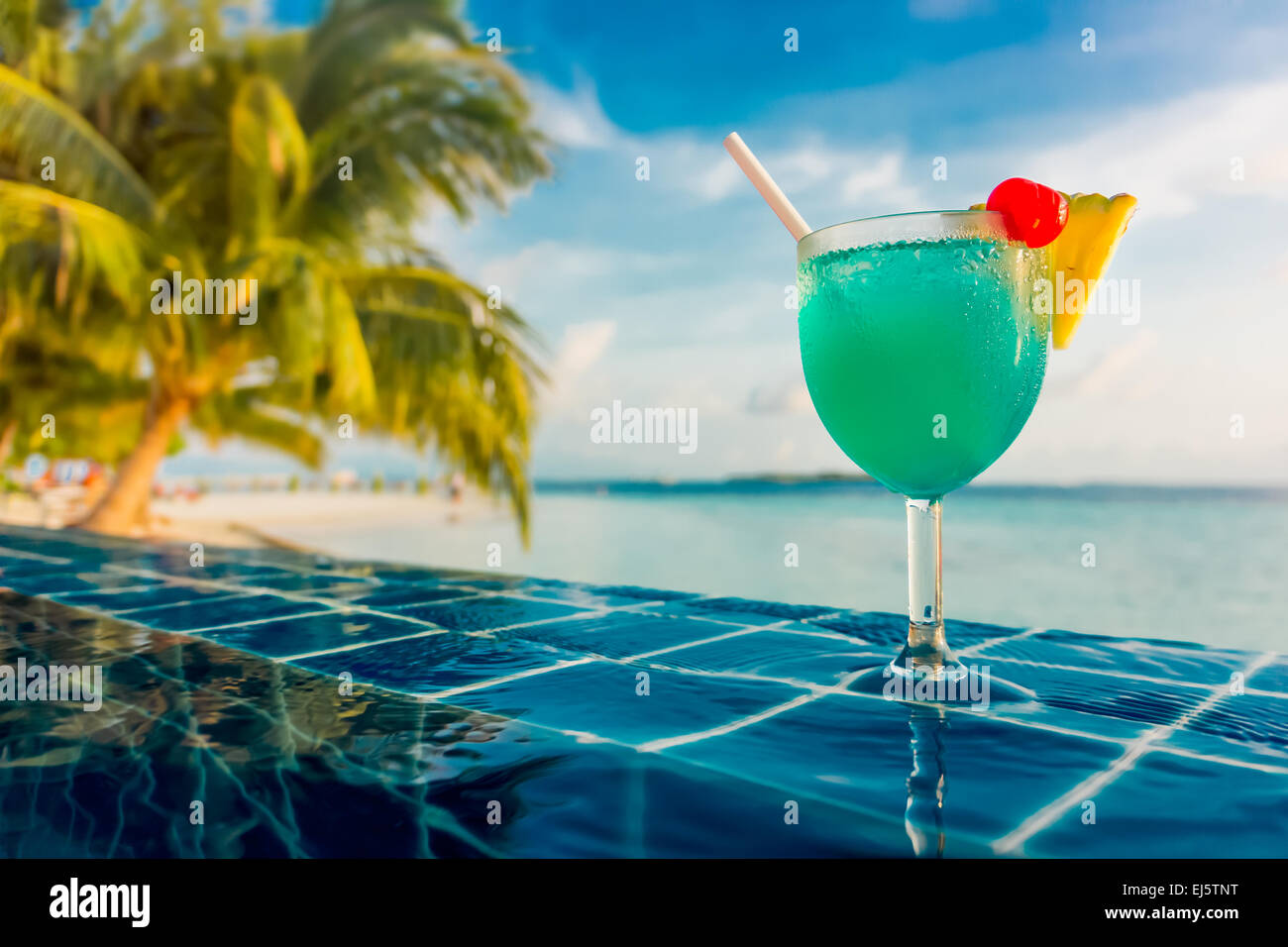 Cocktail am Pool auf dem Hintergrund des Indischen Ozeans, Malediven. Stockfoto