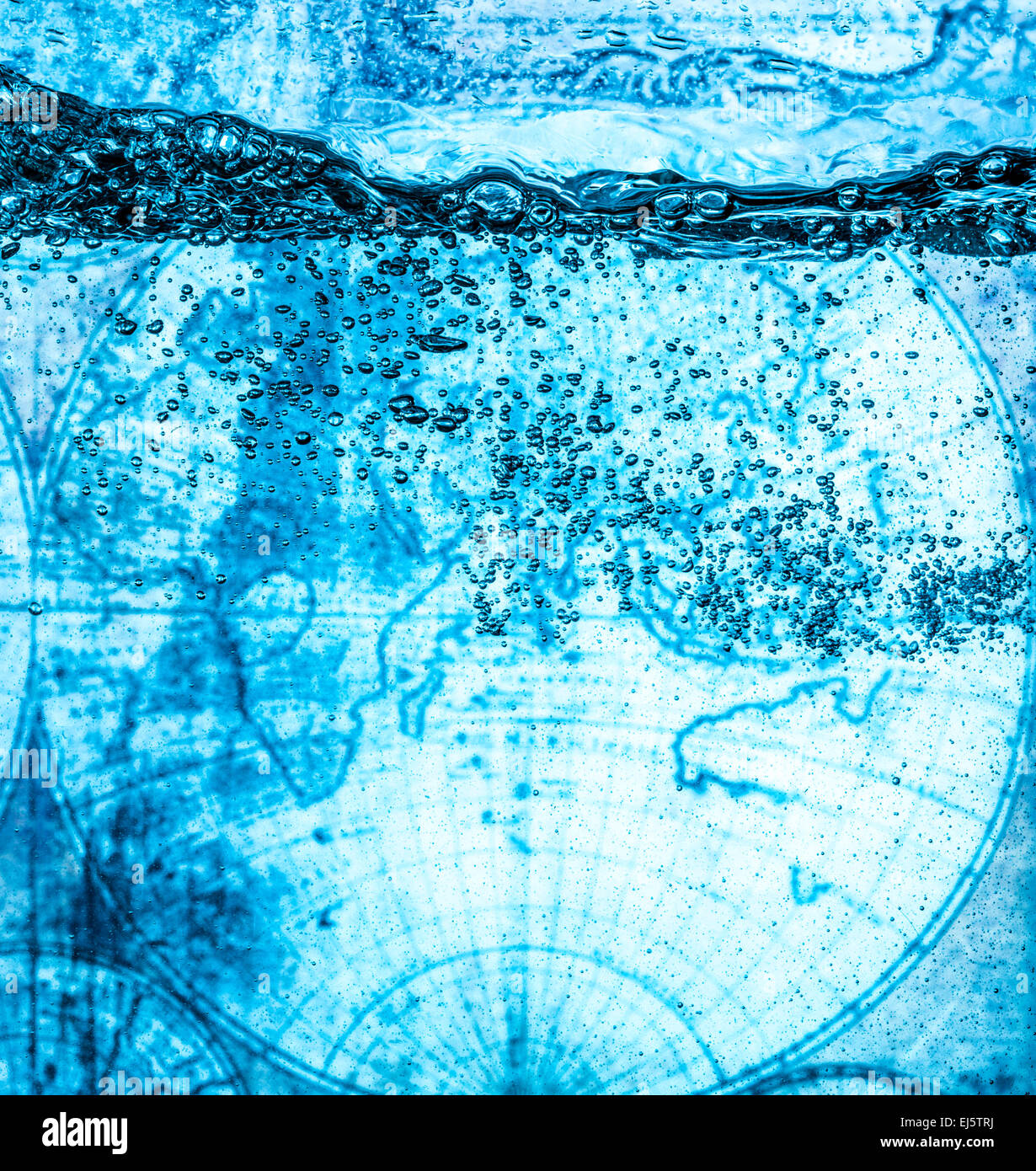 Viele Luftblasen im Wasser nahe zu abstrahieren, Wasserwelle mit Bläschen. Vor dem Hintergrund einer antiken Karte der Welt Stockfoto