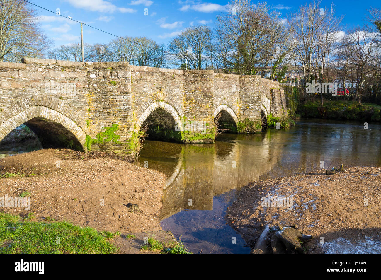 Die mittelalterliche Brücke über den Fluss Fowey bei Lostwithiel Cornwall England UK Europe Stockfoto