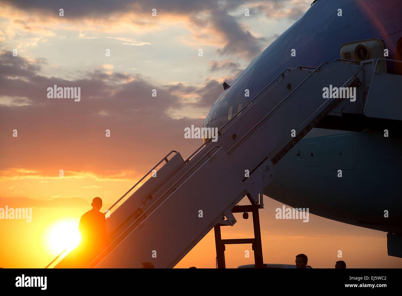 US-Präsident Barack Obama Platinen Air Force One Silhouette von der Sonne in Yangon International Airport für den Abflug aus Burma auf dem Weg nach Australien 14. November 2014 in Rangoon, Birma. Stockfoto