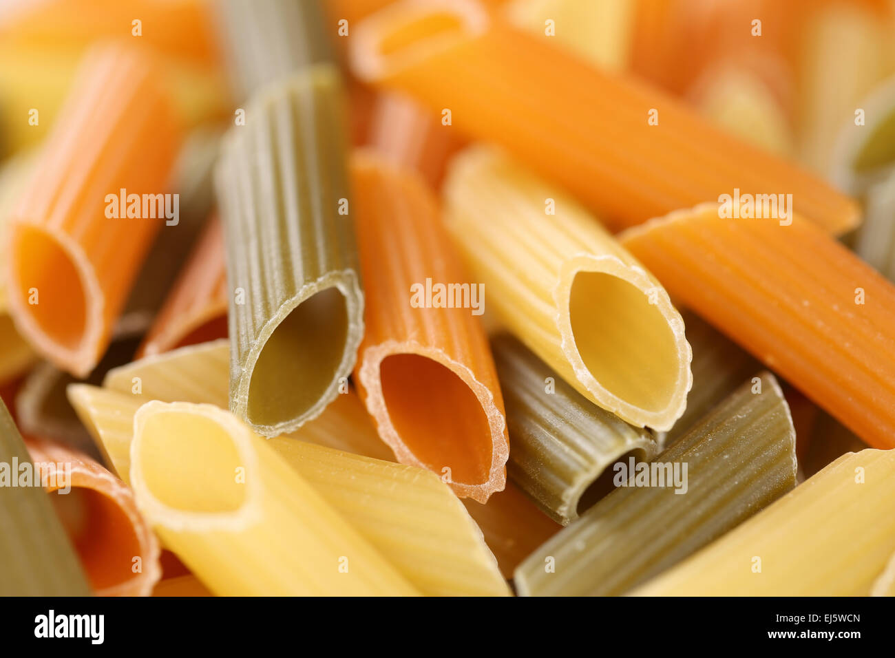 Nahaufnahme von bunten rohe Penne Rigate Nudeln Nudeln Stockfoto