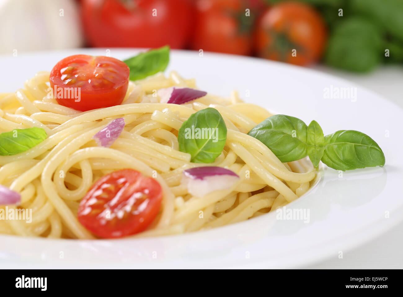 Spaghetti Nudeln Nudeln Essen Mahlzeit mit Tomaten und Basilikum auf Platte Stockfoto