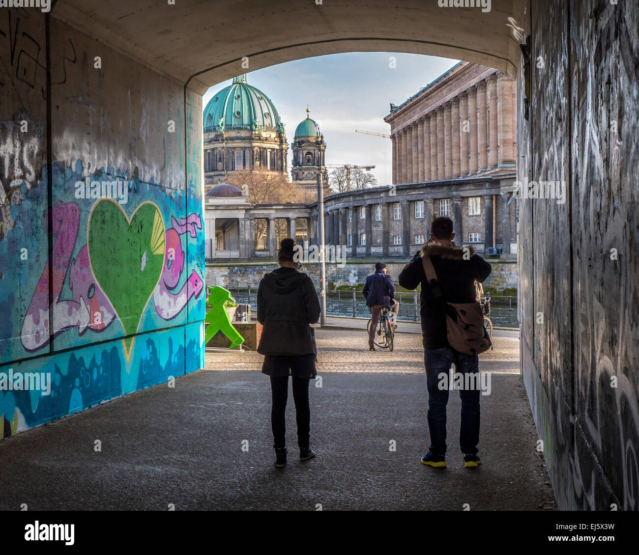 Blick auf die Museumsinsel und Berliner Dom, Berliner Dom, durch Graffiti bedeckt Bahnunterführung, Mitte, Berlin Stockfoto