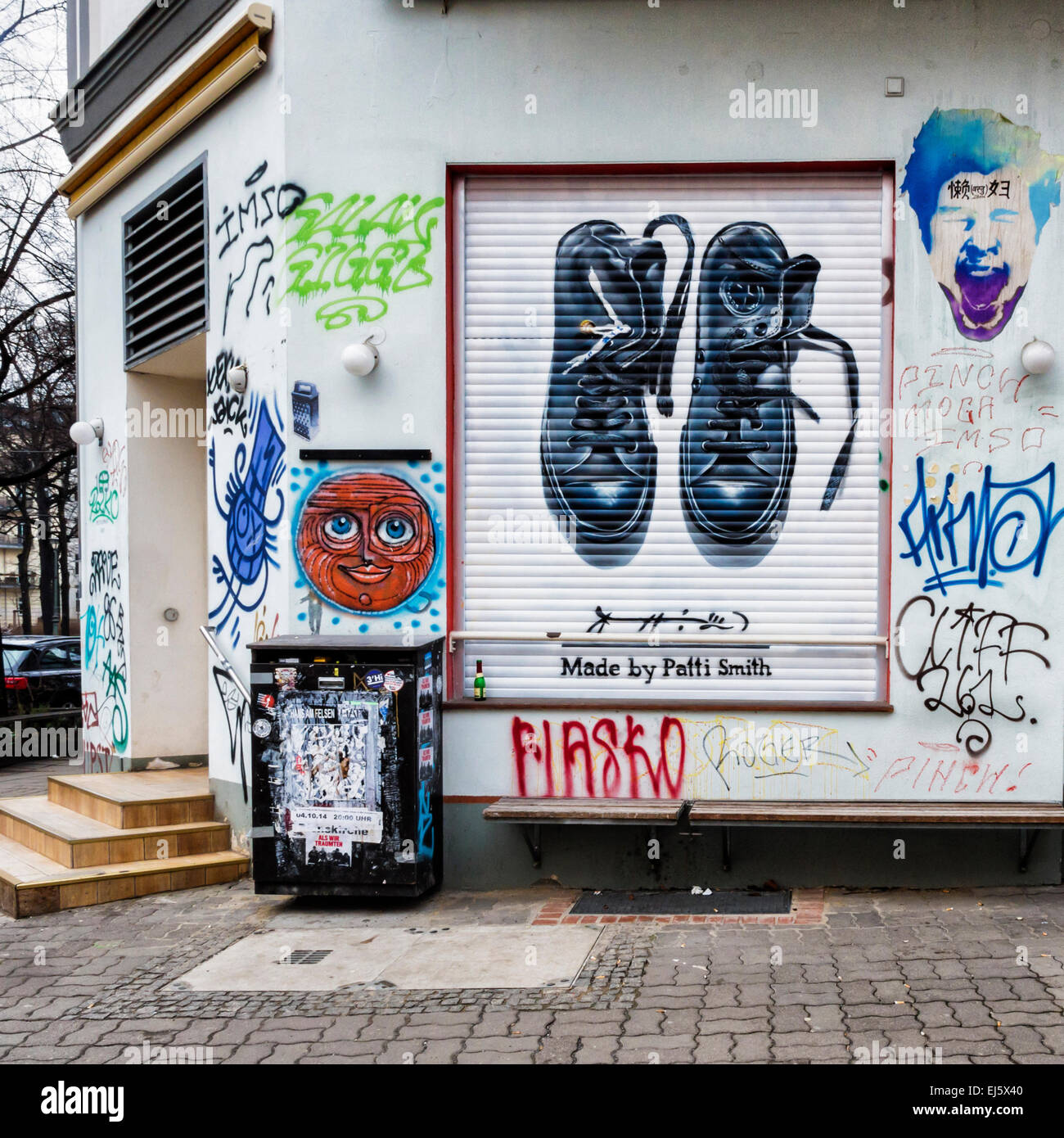 Werbung für Converse Trainer, Spannfutter, benannt nach Chuck Taylor unter Graffiti Shop blind, Mitte Berlin Stockfoto