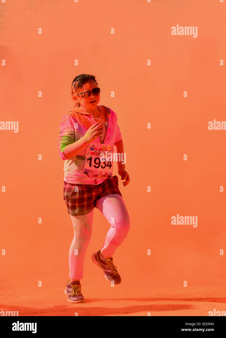 Londonderry, Nordirland, Vereinigtes Königreich. 22. März 2015. Teilnehmer bei den Kindern von Crossfire-Charity-Farbe-Run bekommen in Pulverlacke während der 5-Kilometer-Lauf abgedeckt. Bildnachweis: George Sweeney/Alamy Live-Nachrichten Stockfoto